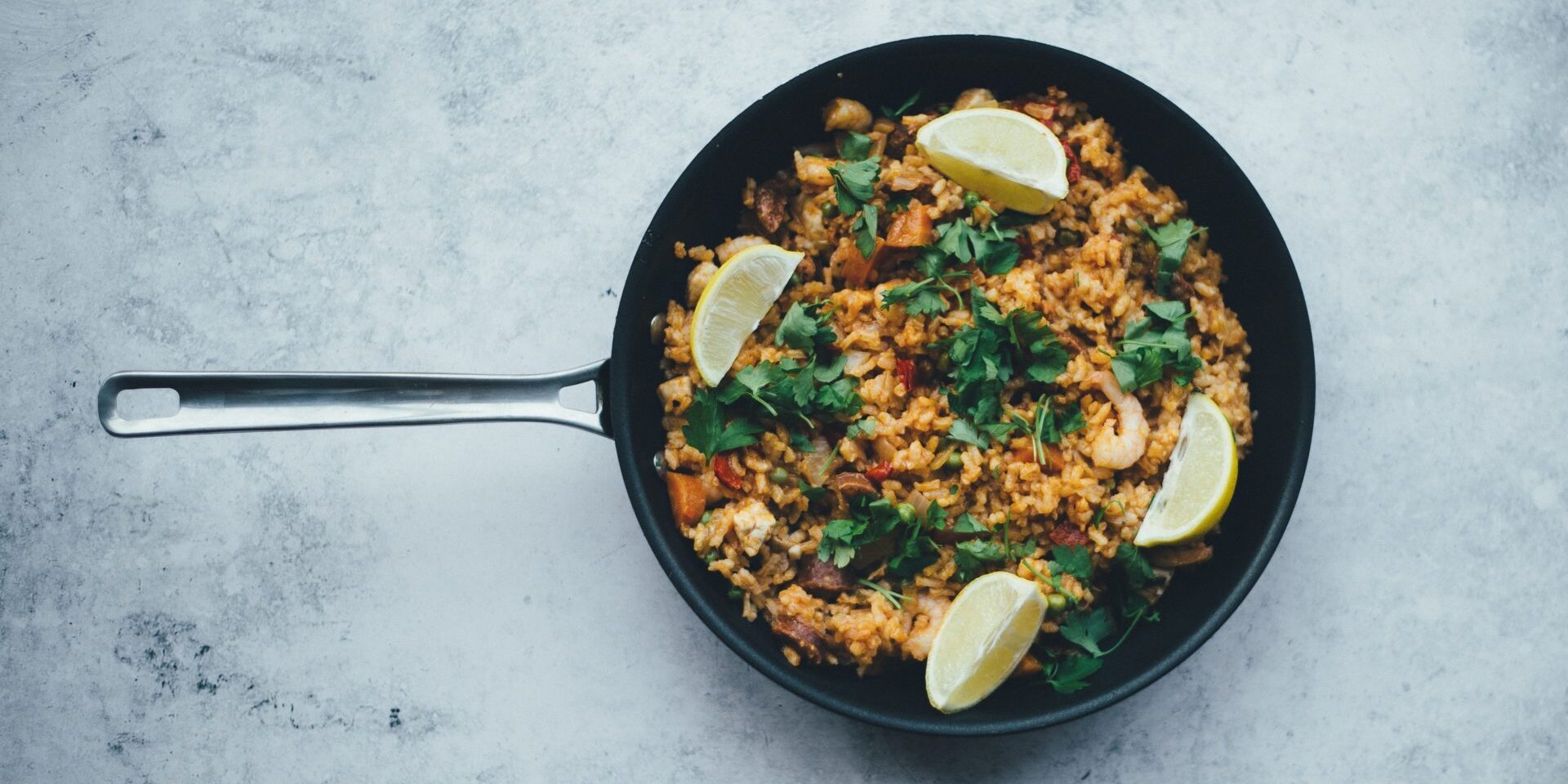 Paella dish with lemon and herbs – Nomad recruitment